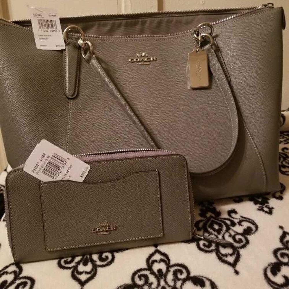 Brand new never used coach wallet and purse.